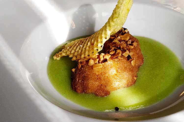 Cervella di vitello fritte alle nocciole, crema di romanesco agrodolce. (Nasce la Confraternita del Grasso 
La prima dedicata in Italia)