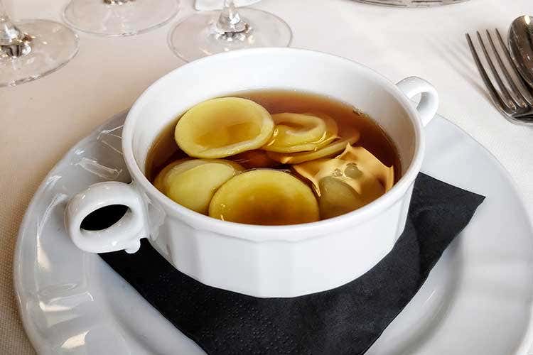 Bottoni di pasta fresca ripieni di oca in onto e brodo di cappone (Nasce la Confraternita del Grasso 
La prima dedicata in Italia)