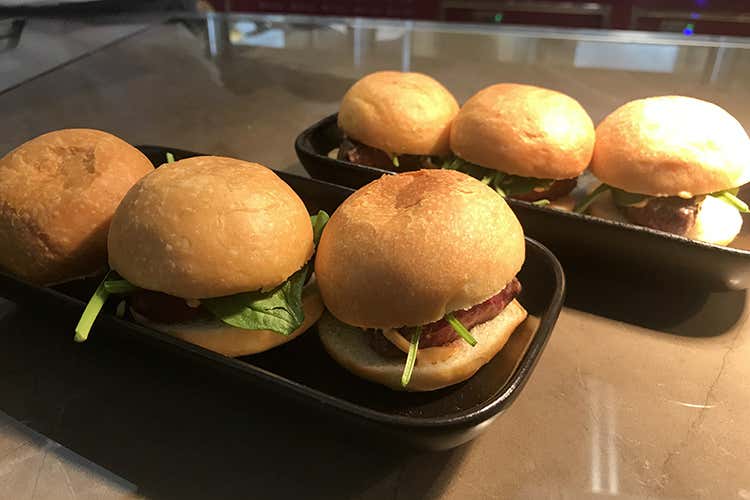 Hamburger spinacini e paprika (Il numero 10 a Milano
Simbolo per la ristorazione)