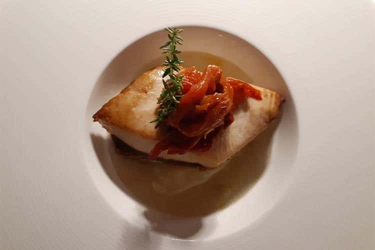 Ricciola scottata al timo con peperoni aromatizzata al miele e all’acqua di menta