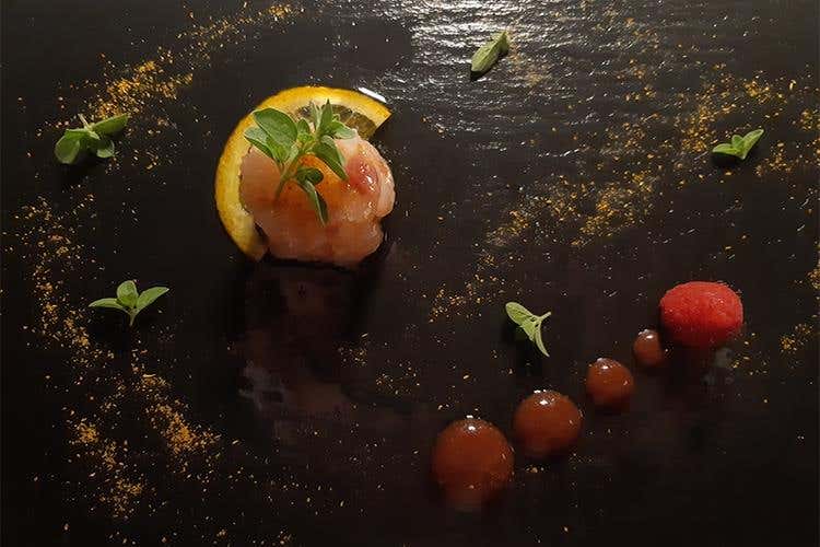 Branzino marinato con polvere di arancia e cipollotto e crema di lamponi