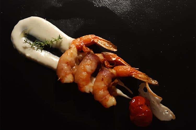 Gambero rosso di Mazara bardato al lardo di Buccheri su parmentier di patate e ciliegino confit