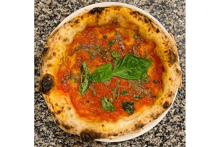 la Napoletana (Olio e Basilico, pizza d'altri tempi 
Impasti di qualità e topping locale)