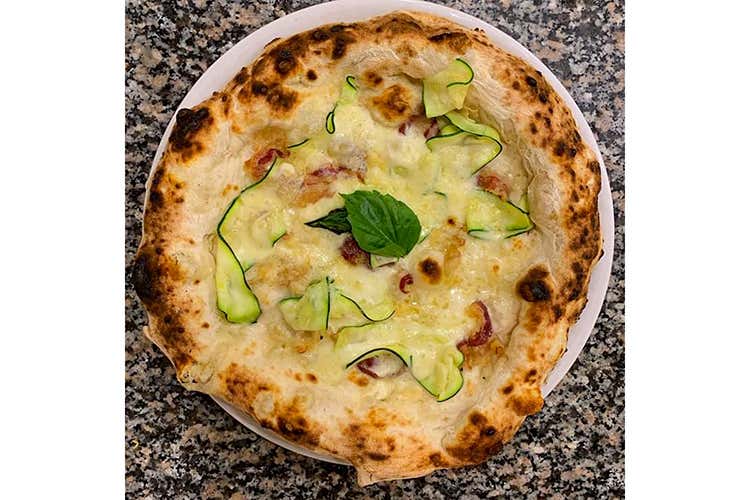 la Monaco (Olio e Basilico, pizza d'altri tempi 
Impasti di qualità e topping locale)