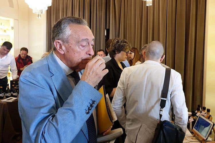 (Olio Riviera Ligure Dop 
A tavola con le tipicità delle Langhe)