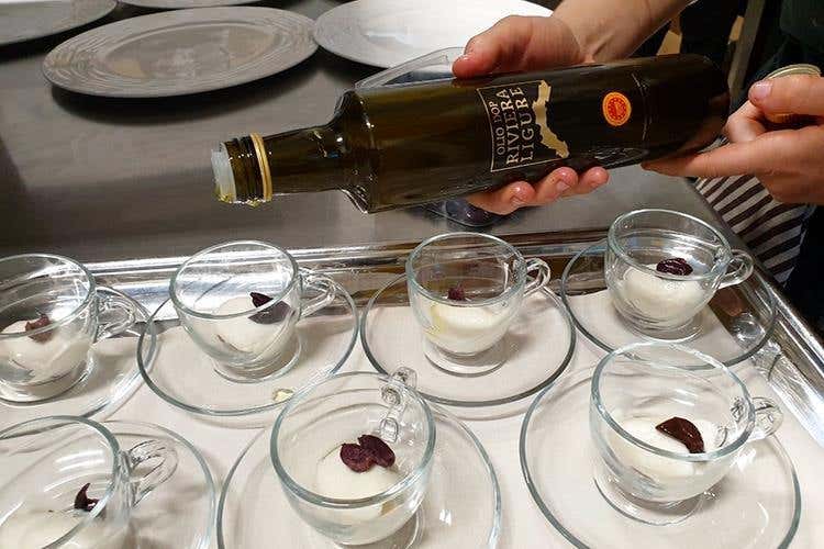 Gelato all'Olio Riviera Ligure Dop con oliva Taggiasca candida, olio a crudo e crumble di cacao alla base (Olio Riviera Ligure Dop 
A tavola con le tipicità delle Langhe)