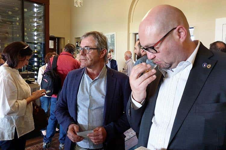 (Olio Riviera Ligure Dop 
A tavola con le tipicità delle Langhe)