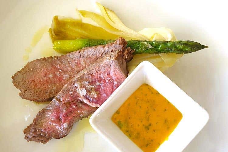 Tagliata di Fassona piemontese all'Olio Riviera Ligure Dop (Olio Riviera Ligure Dop 
A tavola con le tipicità delle Langhe)