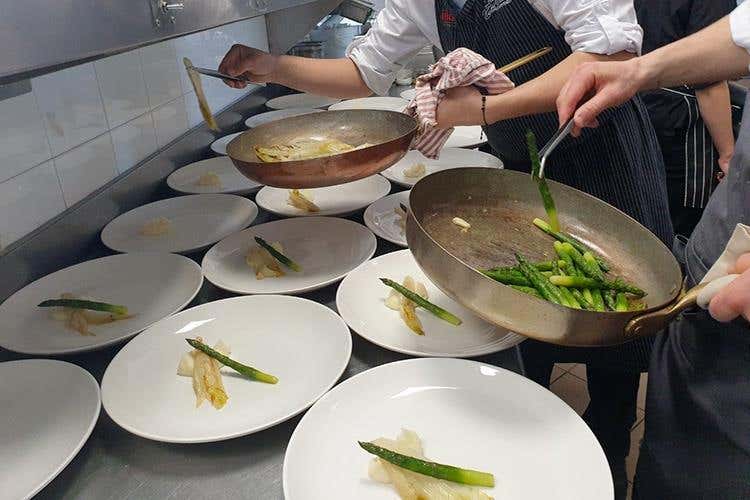 (Olio Riviera Ligure Dop 
A tavola con le tipicità delle Langhe)