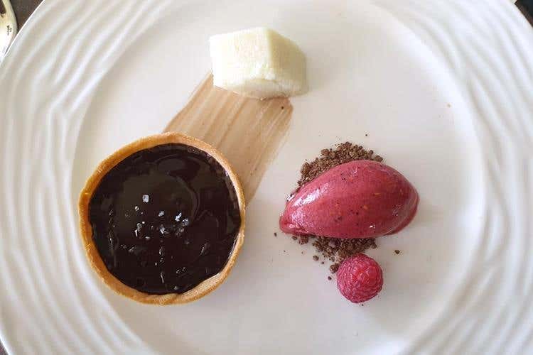 Crostatina al cioccolato fondente, sale maldon, Olio Riviera Ligure Dop e sorbetto ai lamponi (Olio Riviera Ligure Dop 
A tavola con le tipicità delle Langhe)