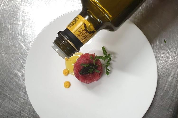 Amuse bouche: Carne cruda e caviale con Olio Riviera Ligure Dop (Olio Riviera Ligure Dop 
A tavola con le tipicità delle Langhe)
