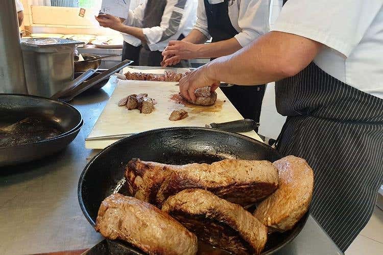 (Olio Riviera Ligure Dop 
A tavola con le tipicità delle Langhe)