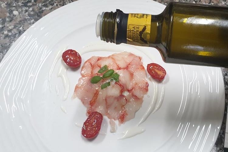Carpaccio di gamberi e burrata, pomodorini confit con Olio Riviera Ligure Dop (Olio Riviera Ligure Dop 
A tavola con le tipicità delle Langhe)