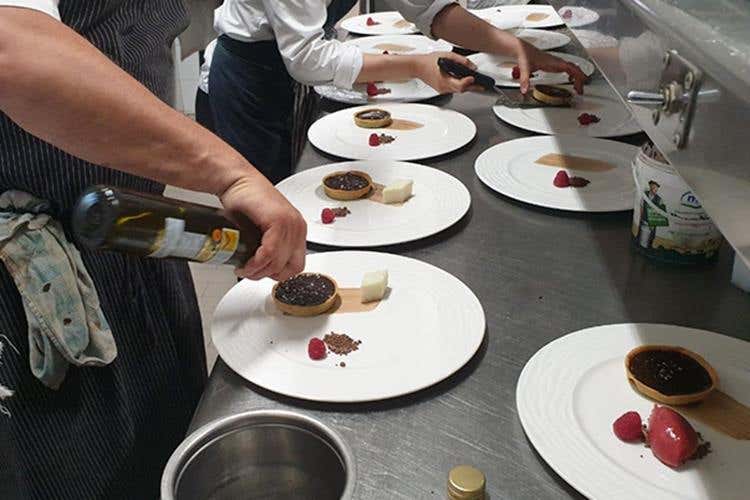 (Olio Riviera Ligure Dop 
A tavola con le tipicità delle Langhe)