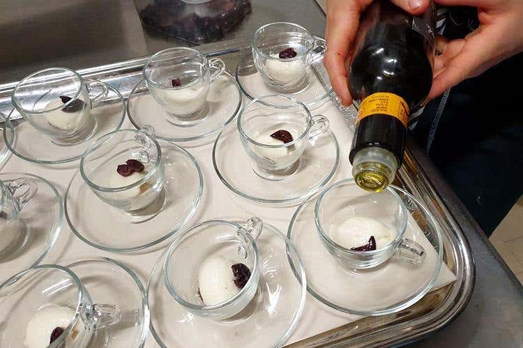 (Olio Riviera Ligure Dop 
A tavola con le tipicità delle Langhe)