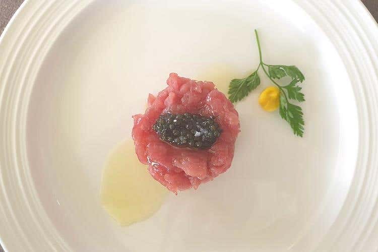 Amuse bouche: Carne cruda e caviale con Olio Riviera Ligure Dop (Olio Riviera Ligure Dop 
A tavola con le tipicità delle Langhe)