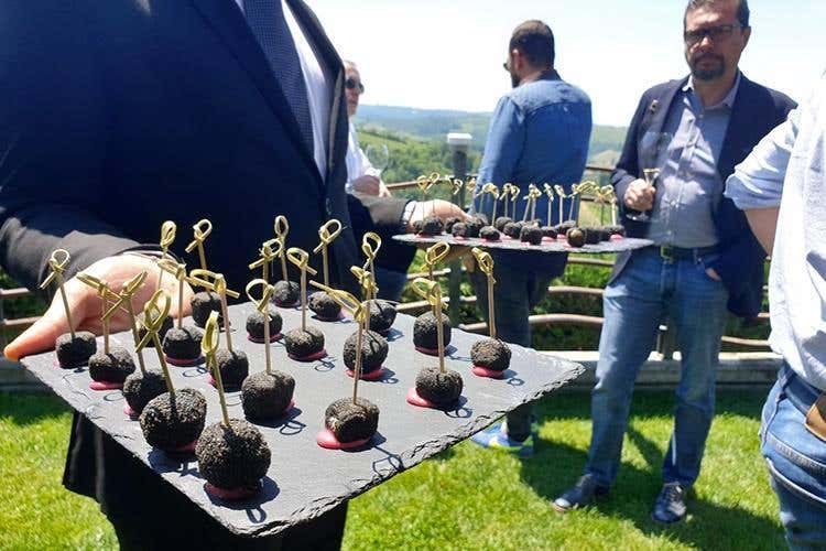 (Olio Riviera Ligure Dop 
A tavola con le tipicità delle Langhe)