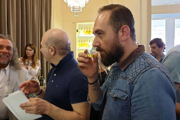 (Olio Riviera Ligure Dop 
A tavola con le tipicità delle Langhe)