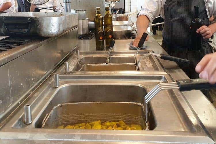 (Olio Riviera Ligure Dop 
A tavola con le tipicità delle Langhe)