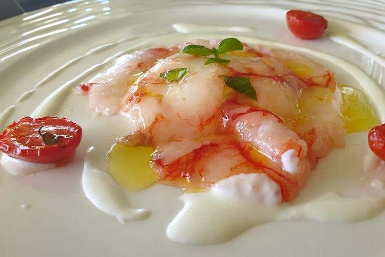 Carpaccio di gamberi e burrata, pomodorini confit con Olio Riviera Ligure Dop(Olio Riviera Ligure Dop 
A tavola con le tipicità delle Langhe)