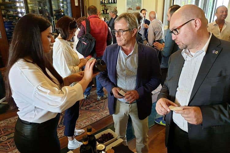 (Olio Riviera Ligure Dop 
A tavola con le tipicità delle Langhe)