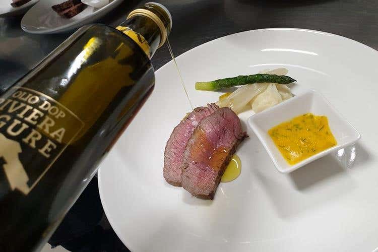 Tagliata di Fassona piemontese all'Olio Riviera Ligure Dop (Olio Riviera Ligure Dop 
A tavola con le tipicità delle Langhe)