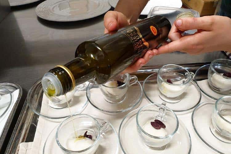 (Olio Riviera Ligure Dop 
A tavola con le tipicità delle Langhe)