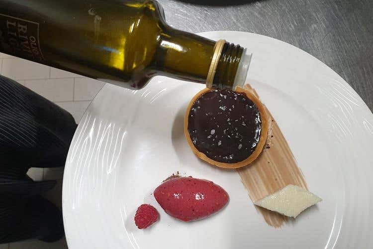 Crostatina al cioccolato fondente, sale maldon, Olio Riviera Ligure Dop e sorbetto ai lamponi (Olio Riviera Ligure Dop 
A tavola con le tipicità delle Langhe)