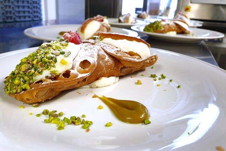 Cannolo siciliano (Olio Riviera Ligure Dop, il rilancio 
comincia dalle cucine di La Mantia)