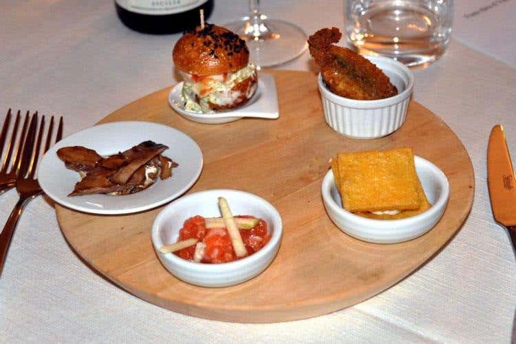 Fishburger di spada; Sarda fritta a beccafico; Tartare di salmone al salmoriglio; Sgombro marinato al balsamico e burrata; Baccalà mantecato con panelle di ceci (One Love Restaurant 
La consacrazione dei Buongustai)
