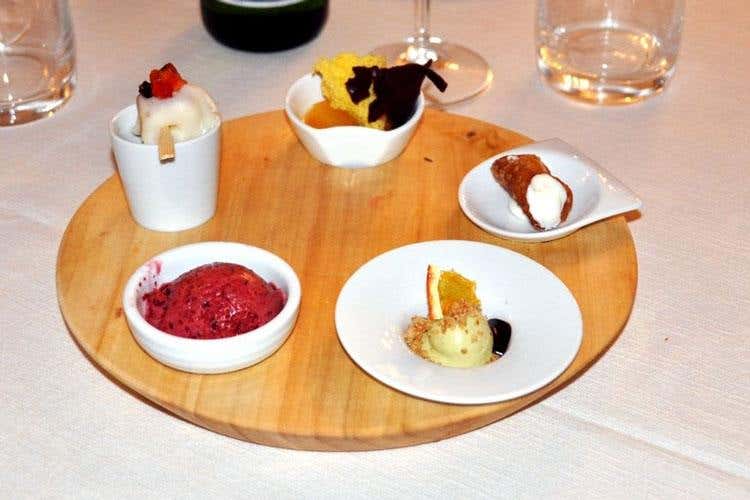 Gelo di mandarino; micro cannolo; mousse al pistacchio di Bronte con salsa al cioccolato; sorbetto ai gelsi; cassata rivisitata 2018 (One Love Restaurant 
La consacrazione dei Buongustai)