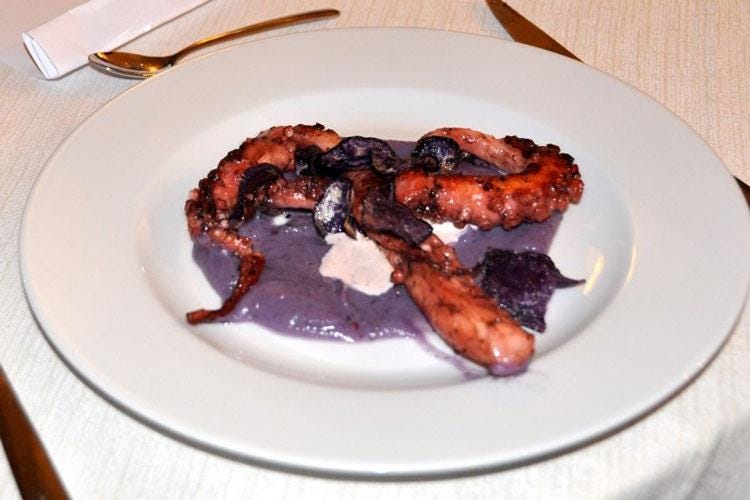 Polpo arrosto e patate viola (One Love Restaurant 
La consacrazione dei Buongustai)