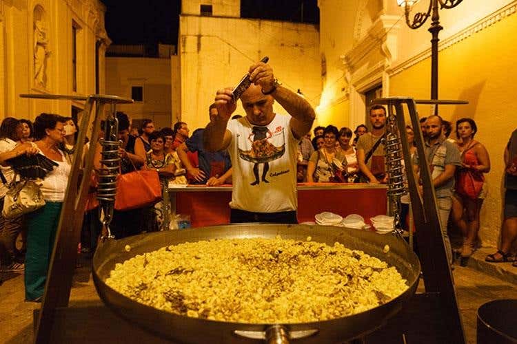 (Orecchiette nelle ‘nchiosce a Taranto 
Ricette in tutte le salse con nove chef)