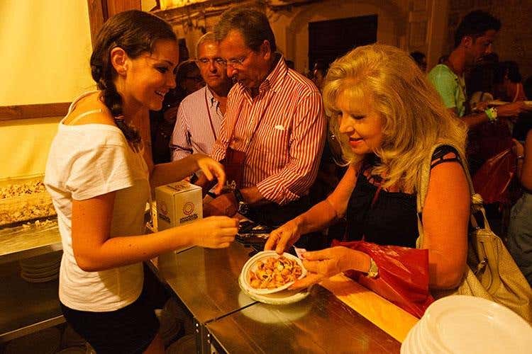 (Orecchiette nelle ‘nchiosce a Taranto 
Ricette in tutte le salse con nove chef)