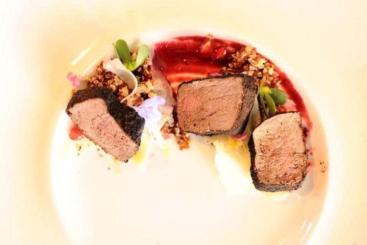 Filetto di cervo, polvere di caffé, pepe nero, finocchio, melograno, quinoa (Oriana Tirabassi torna in Italia al timone del ristorante dell'Aleph Hotel