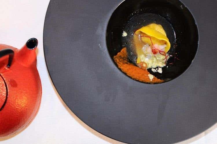 Raviolo, Gambero rosso di Mazara, colatura di alici, astice affumicato (Oriana Tirabassi torna in Italia al timone del ristorante dell'Aleph Hotel