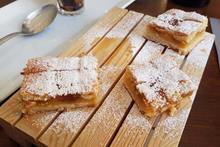 Crostata con crema pasticcera (Osteria Botteghe Antiche 
Creatività, gusto, territorio ed economia)