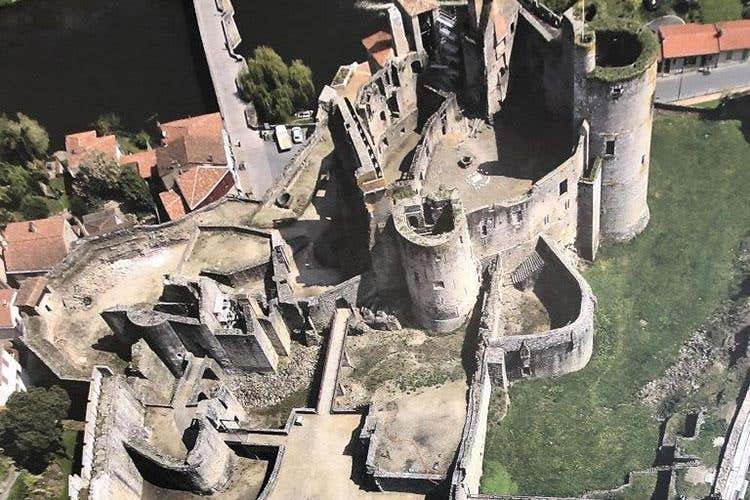 (Paese di Clisson nella Loira Atlatica 
L'Italia alle porte della Bretagna)