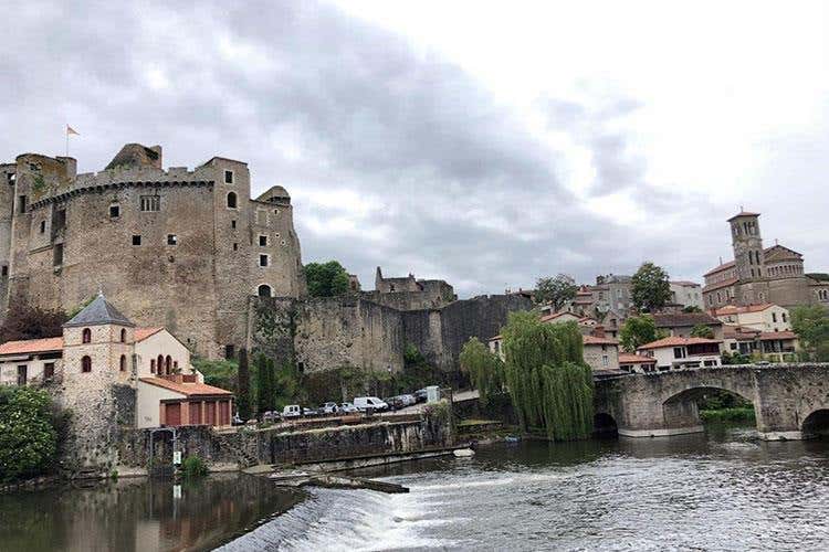 (Paese di Clisson nella Loira Atlatica 
L'Italia alle porte della Bretagna)