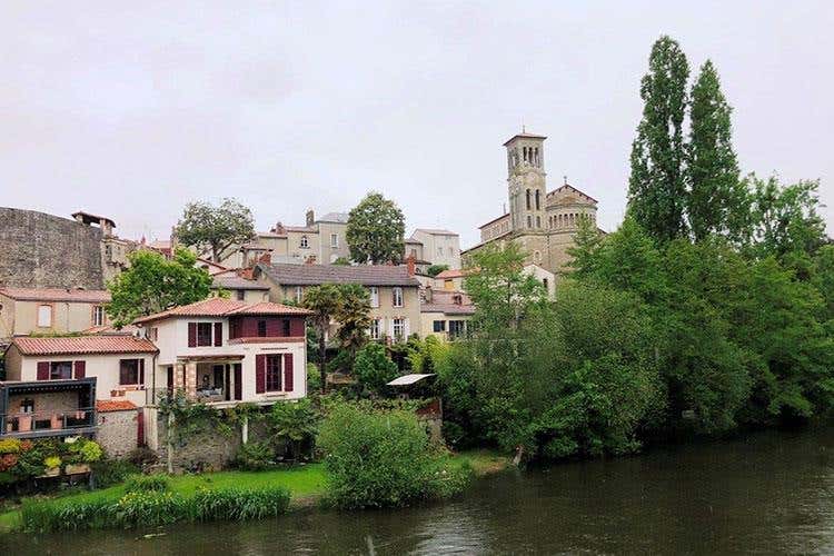 (Paese di Clisson nella Loira Atlatica 
L'Italia alle porte della Bretagna)