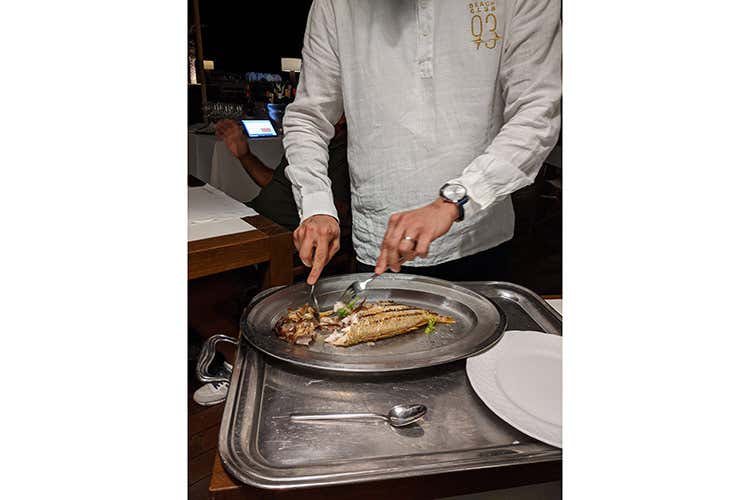 Il pesce viene pulito e sfilettato al tavolo