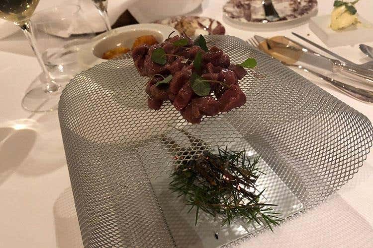 Tartare di cervo marinato all'ananas e pepe rosa, nasturzio, sorbetto di bergamotto e pomme dauphines ai fiori di finocchio (Paolo Griffa si mette alla prova 
Il salto di qualità al Royal di Courmayeur)