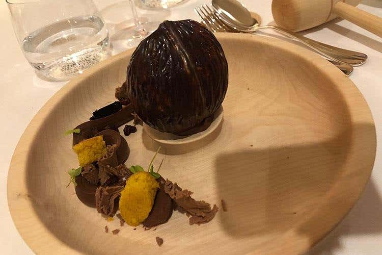 Lo schiaccianoci. Gusci di cioccolato bianco e fondente, ripieni con il mou alla nocciola, parfait al nocino; Crema di cioccolato fondente aromatizzata al tè 