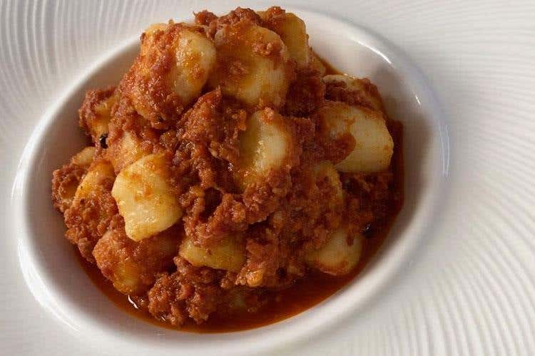 Gnocchi con patate De.Co di Oreno e ragù di pasta di salame - La Piana (Pasta al ragù 
La semplicità di un piatto immortale)
