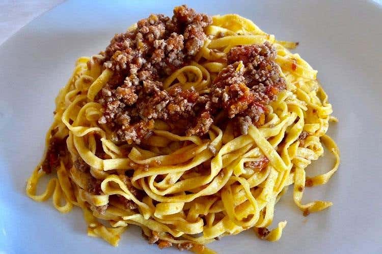 Tagliatelle al ragù in versione casalingo-disperata (Pasta al ragù 
La semplicità di un piatto immortale)