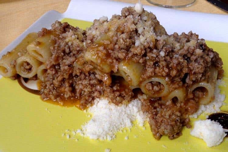 Rigatoni con ragà di Luganega brianzola e Grana Padano - Osteria della Buona Condotta (Pasta al ragù 
La semplicità di un piatto immortale)