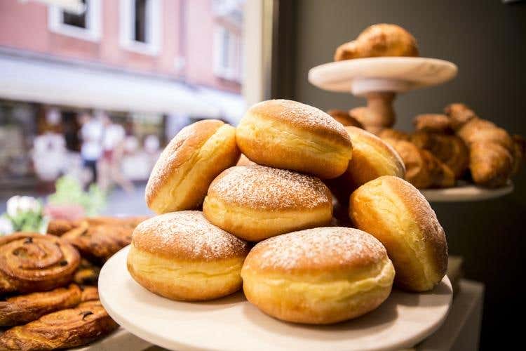 (Pasticceria Caffè La Donatella 
Dolci creazioni alla regata veneziana )