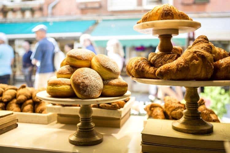 (Pasticceria Caffè La Donatella 
Dolci creazioni alla regata veneziana )
