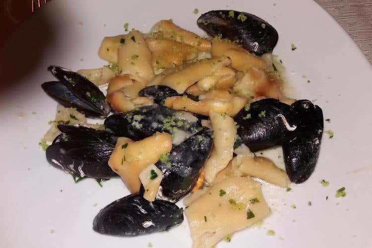 Pane Zichi con cozze e pecorino (Pedramare, un angolo di paradiso 
a pochi chilometri da Alghero)