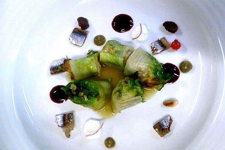 Involtini di scarola con farcia di sarde, burratina e rapanello, salsa di frutti rossi, crema al cipollotto e estratto di scarola (Pedrotti TrentoDoc arriva nelle Marche 
Abbinamento gustoso col pesce azzurro)